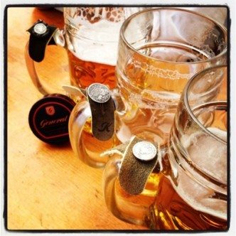 Hirschbandl am Bierkrug