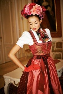 Im Dirndl in dei Ballsaison