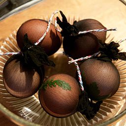 Ostereier färben Strumpftechnik