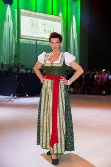 Sabine Petzl im Bauernbundball Dirndl