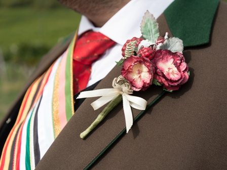 Trachtenhochzeit am Weinberg Anstecker