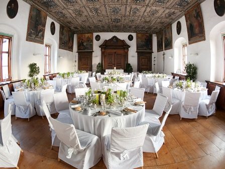 Klostersaal in Traunkirchen am Traunsee: einer der Top Orte für die Trachtenhochzeit