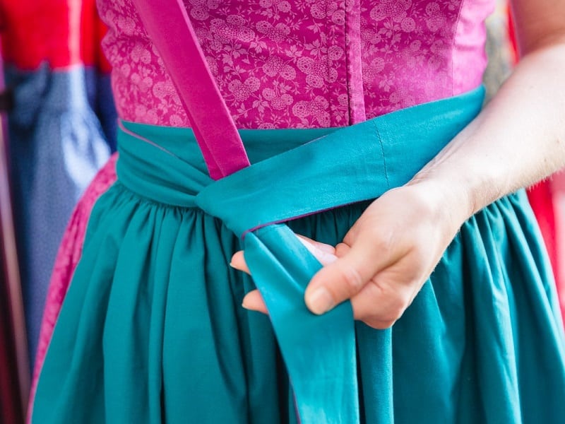 Dirndlschürze richtig binden