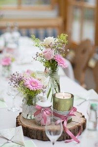 Dekoration und Blumenschmuck in Rosa und Grün bei der Trachtenhochzeit auf dem Nebelhorn