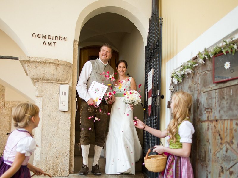 Brautpaar vor Gemeindeamt
