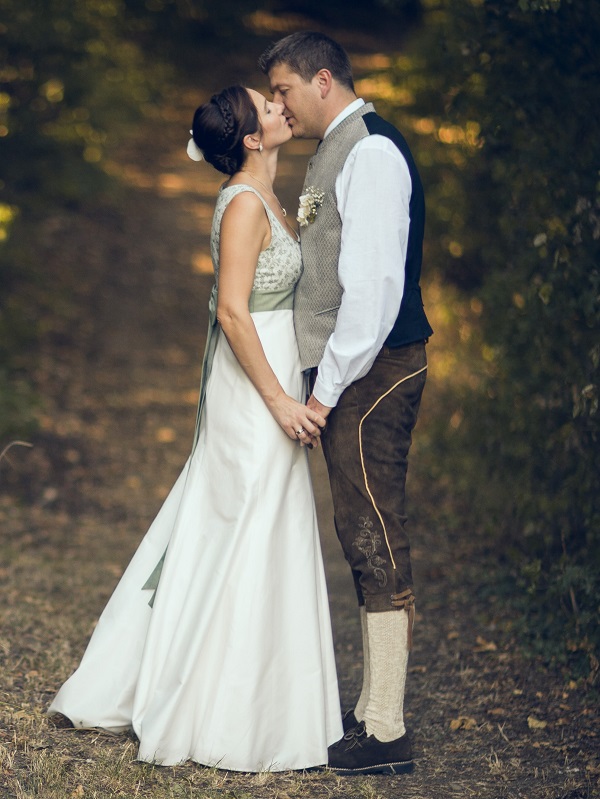 Brautpaar Trachtenhochzeit im weißen Kleid