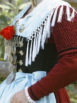 chiemgauer-frauentracht-fuer-maedchen