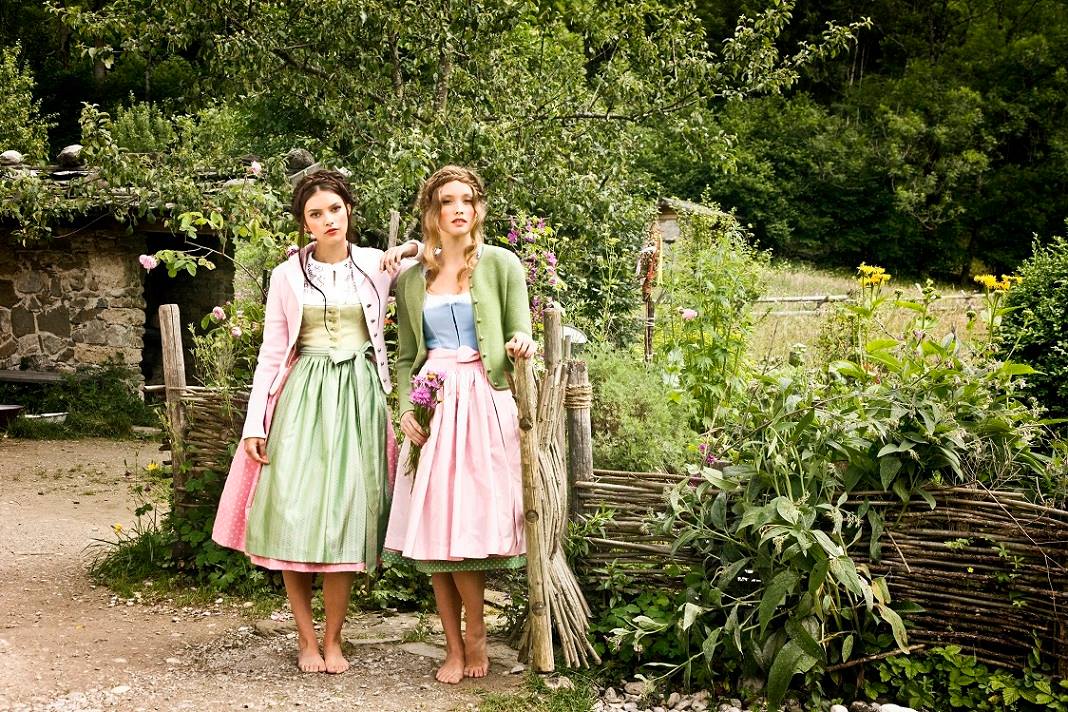 Zwei Dirndln aus der neuen Kollektion von Julia Trentini