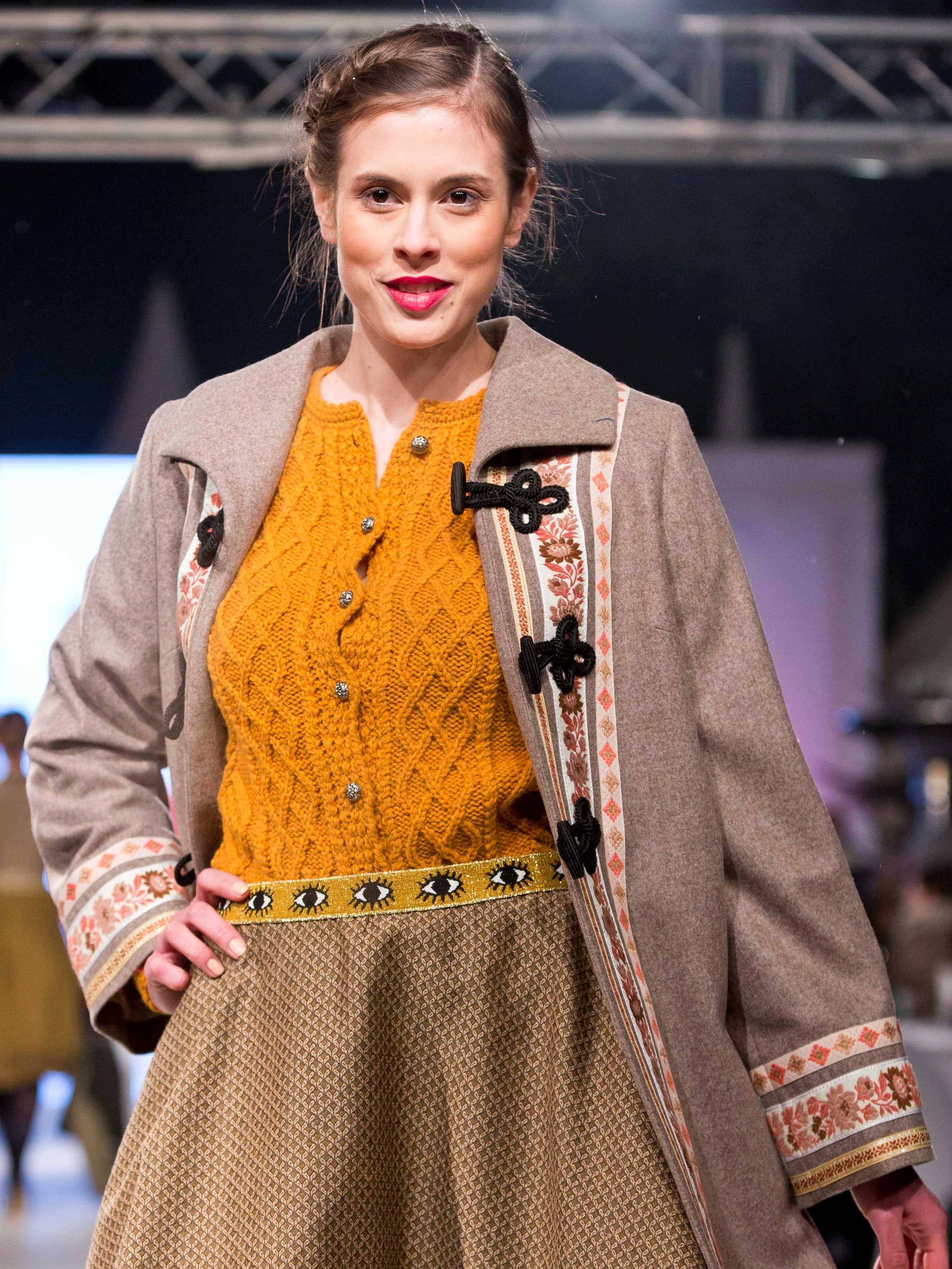 Trentini Mantel mit Posamentverschlüssen