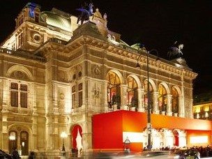 Im Festdirndl zum Opernball