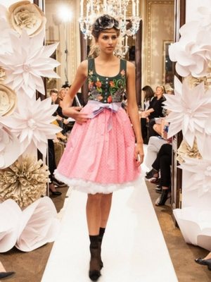 Heidi Couture Dirndl - bestickt und anders inszeniert