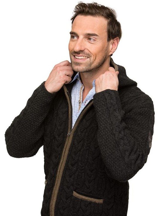 Trachtige Strickjacke