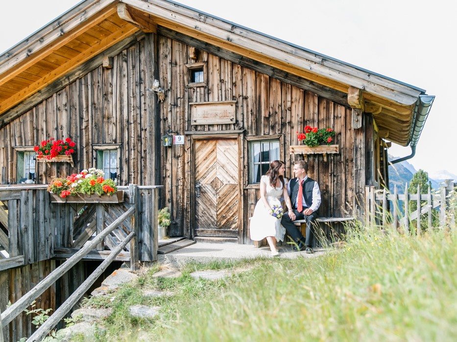 Brautpaar vor Almhütte auf der Kleblealm