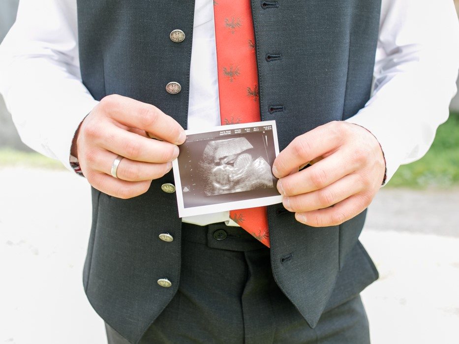 Bräutigam mit Ultraschallbild