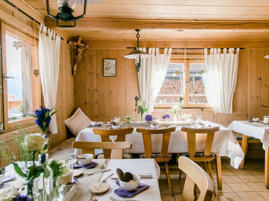 Tischdekoration Trachtenhochzeit auf der Alm