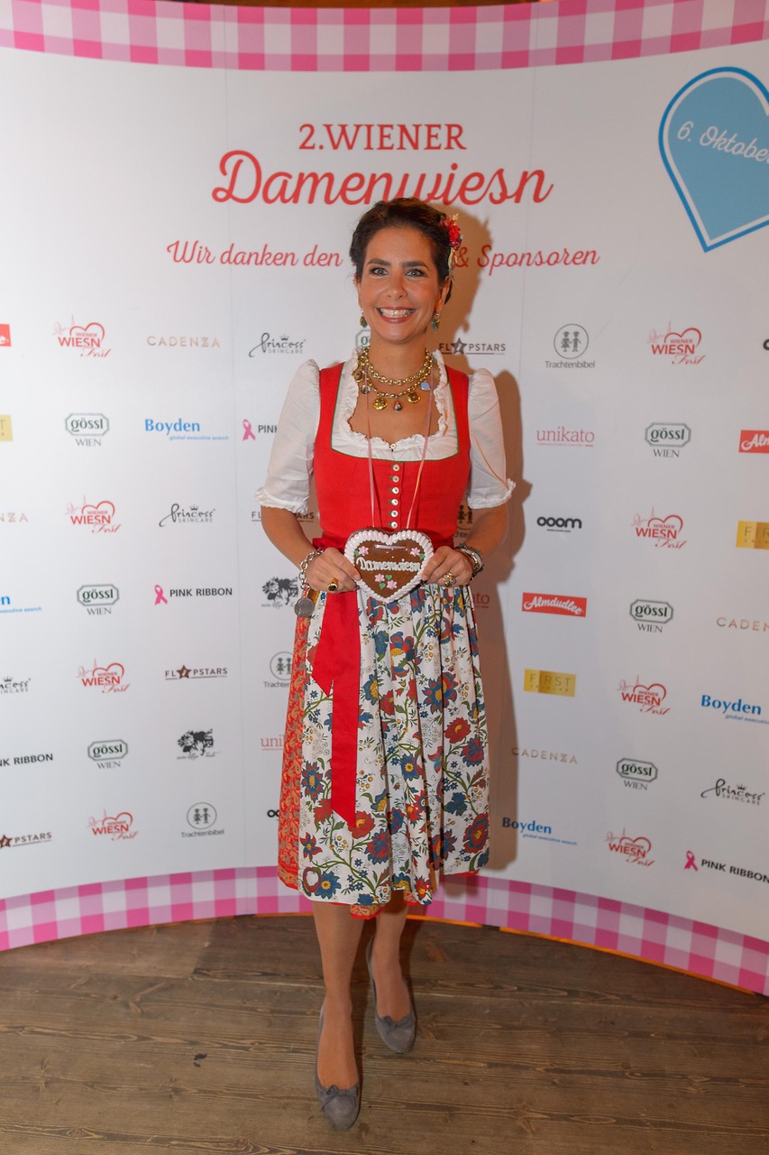 Sonja Kato-Mailath-Pokorny verrät uns, was ihr erstes Dirndl war.