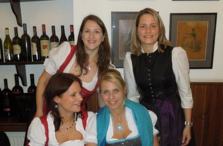 Mag. Sonja Wimmer (stehend rechts) im traditionellen Dirndl