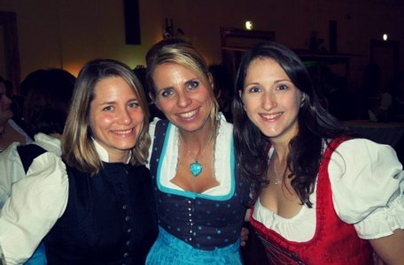 Mag. Sonja Wimmer (li) mit zwei Freundinnen am Steirerball in der Wiener Hofburg