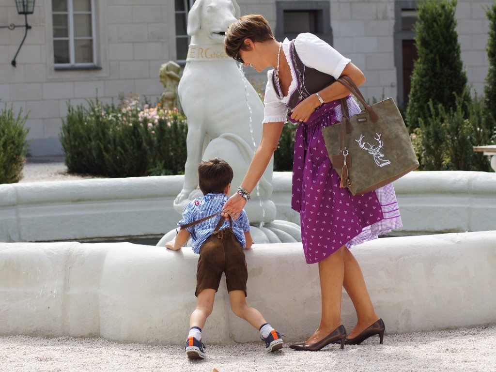 Martina Löwe, Gschäftsführerin der Österreichischen Krebshilfe im Dirndl