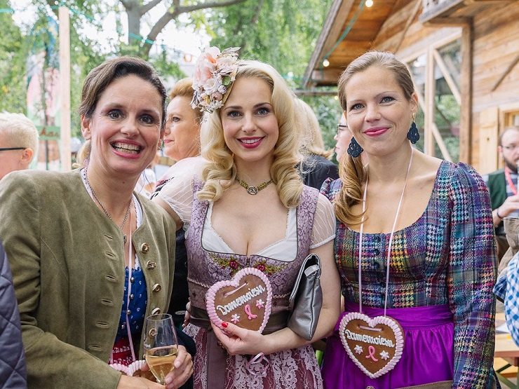 Angela Pengl Böhm - Trachtenbotschafterin Silvia Schneider - Constanze Kurz - Bild © Dorelies Hofer