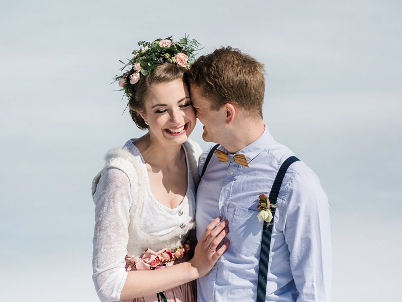 Brautpaar Brautdirndl im Winter Styled Shooting Schönwieshütte