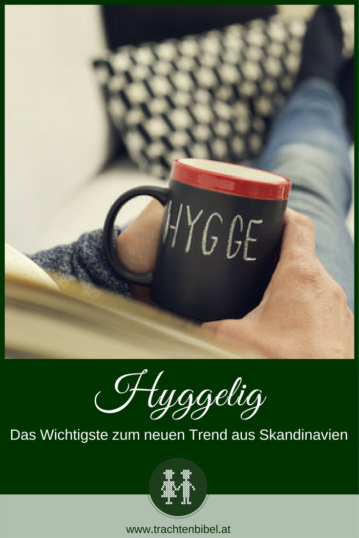 Eine schöne Tasse Tee, ein Schaukelstuhl am Kamin – fürs Hygge-Gefühl ist eine entspannende Atmosphäre zu Hause ganz entscheidend. Hier mehr zum Glücksrezept der Dänen erfahren. #hygge