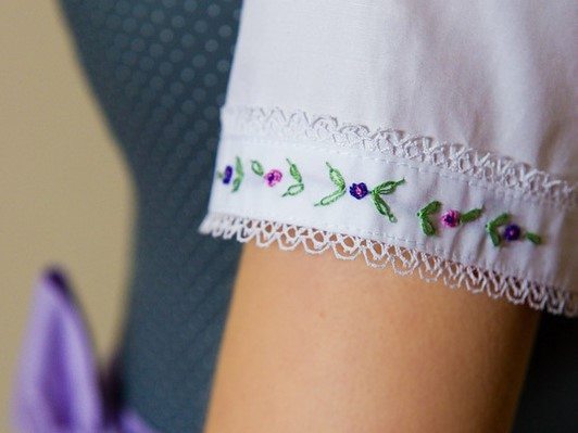 Handstick am Ärmel einer Dirndlbluse von Ploom
