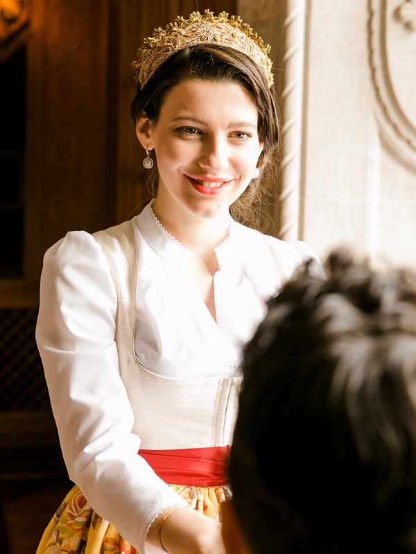 Verlobung im Jagdschloss - Brautdirndl von Theresa Hirtzberger mit moderner Goldhaube