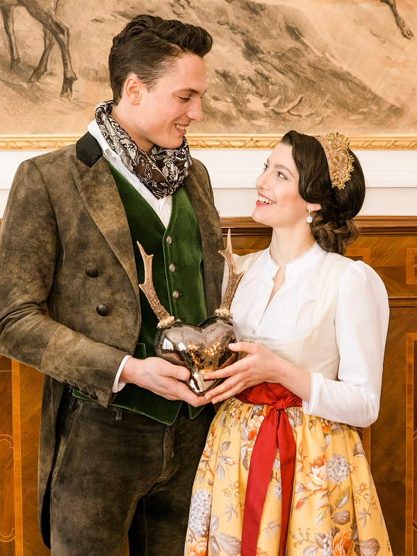 Verlobung im Jagdschloss im Trachtenfrack & Dirndl