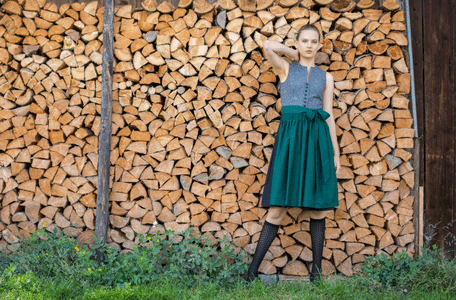 Kaiserliche Liebelei Dirndl vor Holzwand