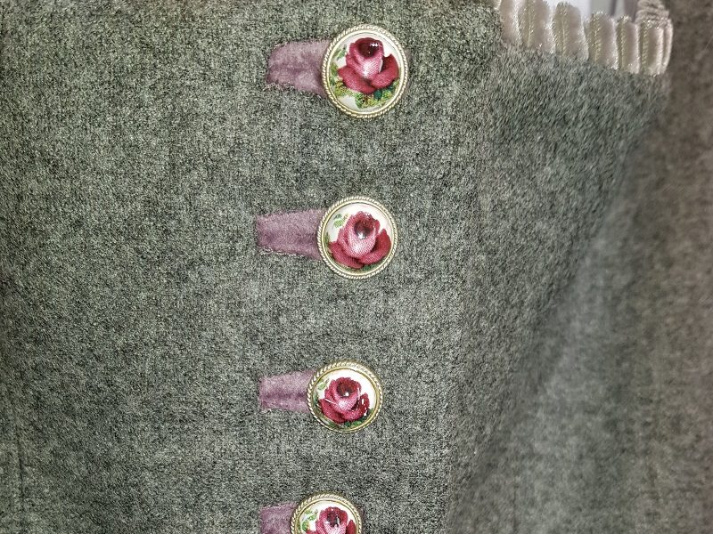 Handbemalte Knöpfe an einem Susanne Spatt Dirndl