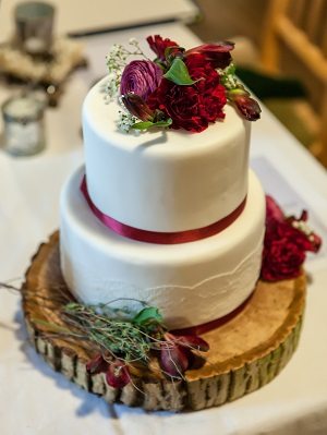 Hochzeitstorte auf Baumscheibe