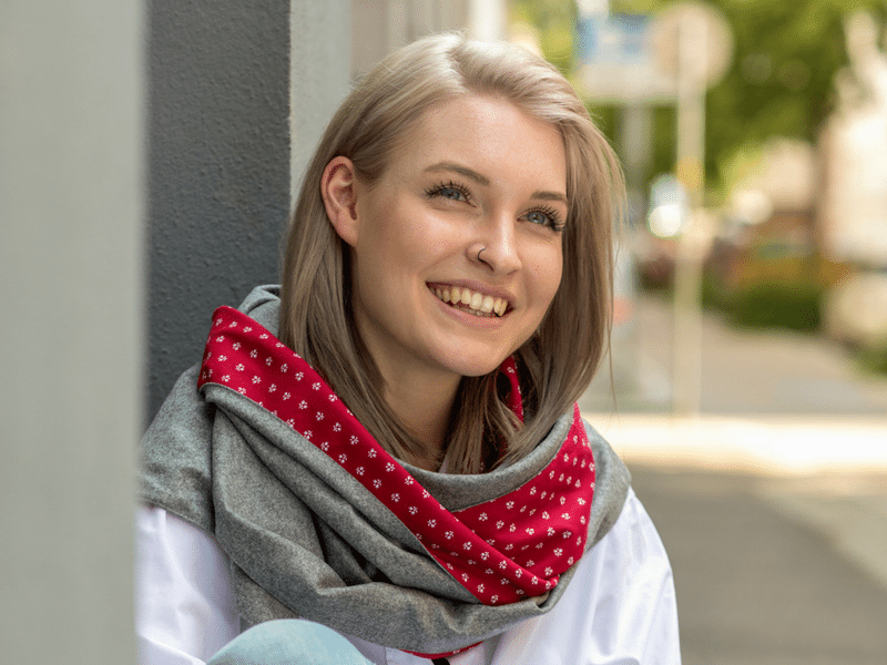 Schultertuch aus Merinoloden und rotem Dirndlstoff