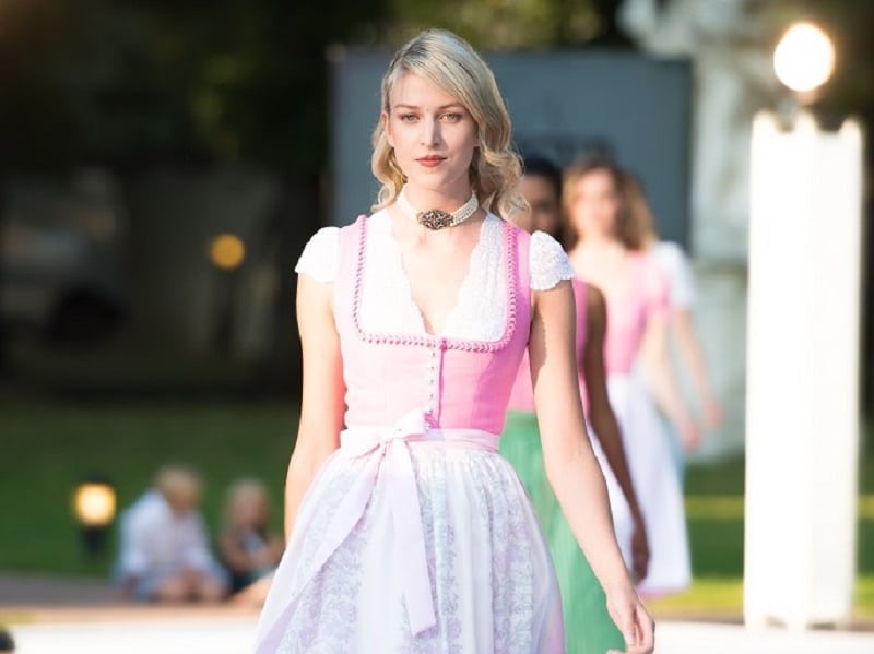 Eckiger Ausschnitt Mit Herzerlruesche