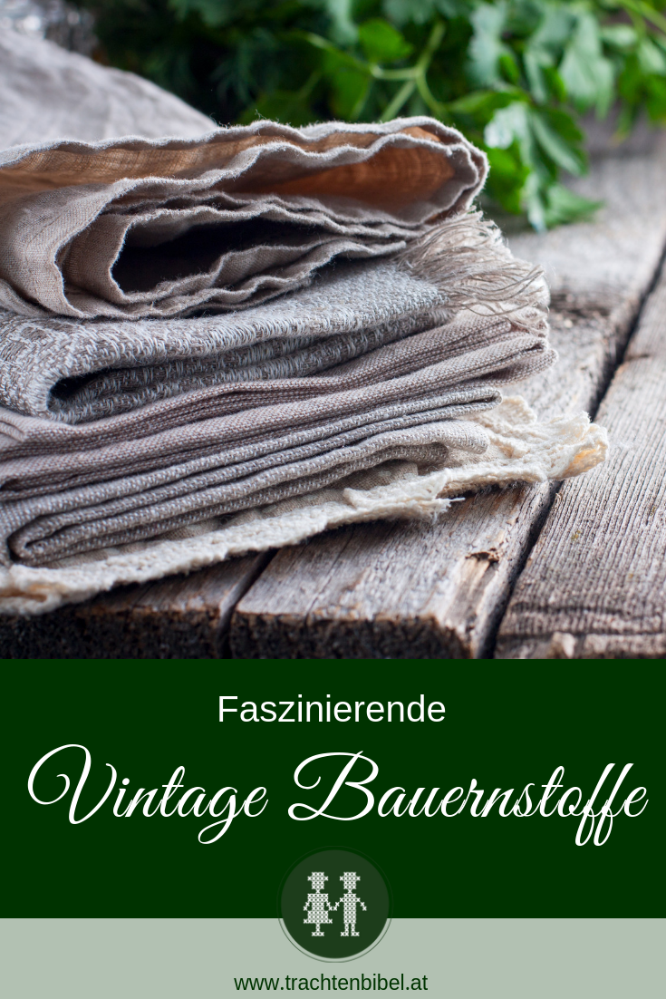 Alte Bauernstoffe auf Holztisch