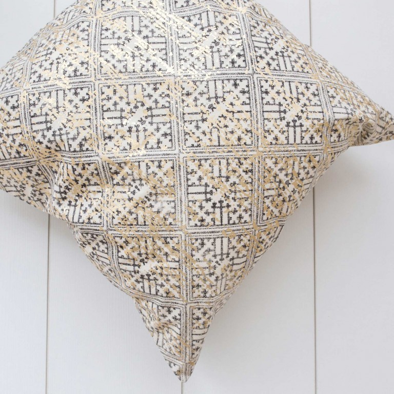 Dekokissen mit goldfarbenem Muster von Soulbirdee.com